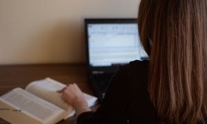 Dziesiątki otwartych kart w przeglądarce? Tak tłumaczy to psychologia