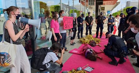 Warszawa. Protest przeciwko fast fashion. Przykleili się do witryny sklepu