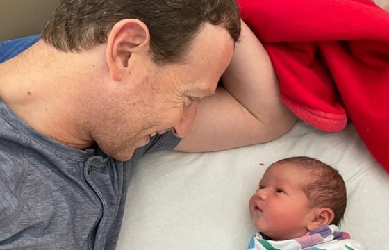 Mark Zuckerberg uciekł przed kryzysem Facebooka na urlop tacierzyński