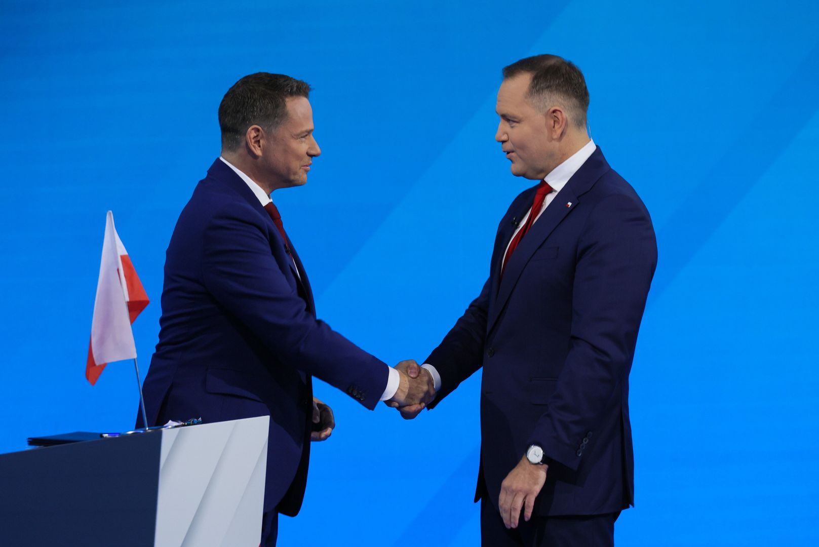 Warszawa, 23.05.2025. Wybory Prezydenta RP 2025 - kampania przed II turą. Kandydat Komitetu Obywatelskiego, popierany przez PiS prezes IPN Karol Nawrocki (P) i kandydat KO w wyborach prezydenta RP, prezydent Warszawy Rafał Trzaskowski (L) na debacie przed II turą wyborow prezydenta RP, transmitowanej przez trzy ogólnopolskie stacje ? TVP, TVN i Polsat, w Warszawie, 23 bm. (ad) PAP/Paweł Supernak