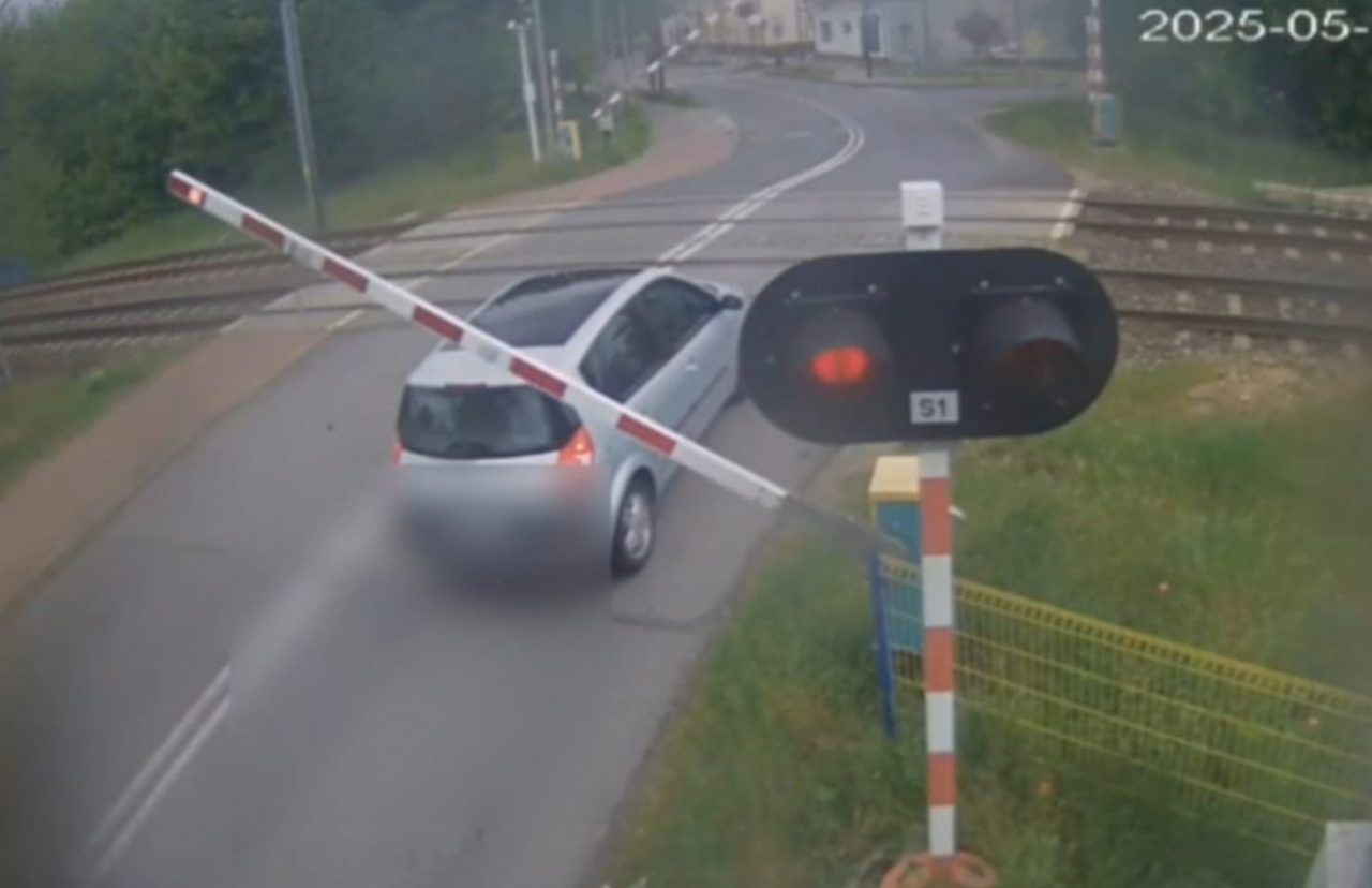 To mogło skończyć się tragedią. 64-letnia kobieta zlekceważyła czerwone światło i wjechała na przejazd kolejowy