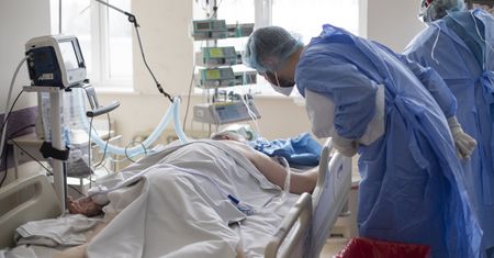 Byłeś na stronie informującej o śmierci po szczepieniu na COVID-19? Eksperci mówią o zagrożeniu