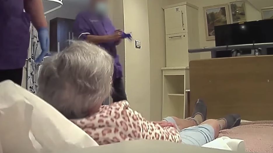 Na filmach, które syn Ann King nagrał tajną kamerą, widać rażący brak opiekunów w postępowaniu wobec chorej na demencję kobiety
