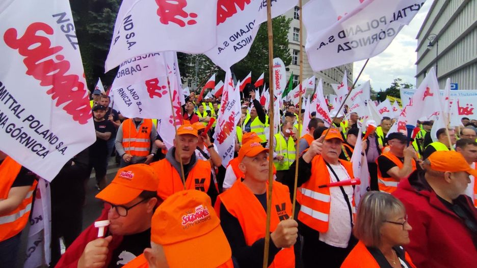 Manifestacja w Warszawie. W proteście bierze udział kilka tysięcy hutników z całej Polski