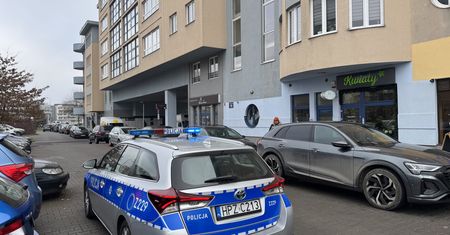 Ciało w mieszkaniu w Warszawie. Na miejscu zaroiło się od służb