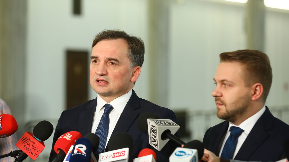 Warszawa, 09.11.2022. Minister sprawiedliwości, prokurator generalny Zbigniew Ziobro (L) i wiceminister klimatu i środowiska Jacek Ozdoba (P) podczas konferencji prasowej w Sejmie w Warszawie, 9 bm. Podczas spotkania politycy odnieśli się m.in. do kwestii europejskiego podatku ETS. (amb) PAP/Rafał Guz