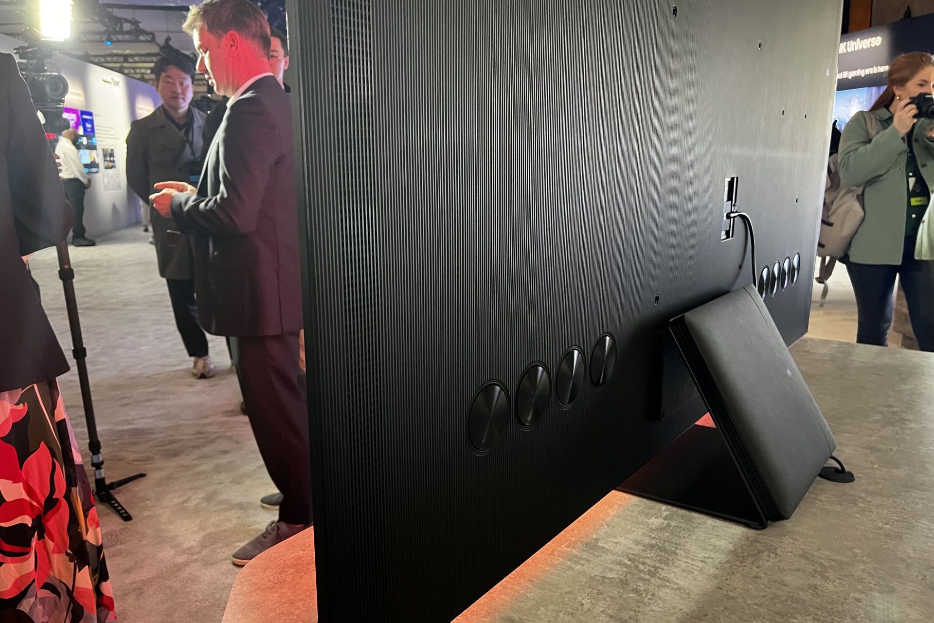 Samsung First Look 2023 - Samsung 77S95C z tyłu