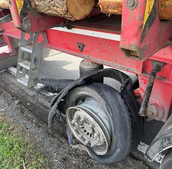 Pęknięta opona w ciężarówce spowodowała kolizję. Fragmenty uderzyły w osobówkę