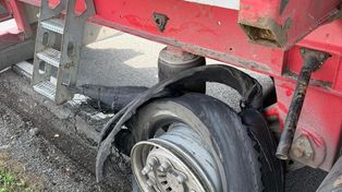 Pęknięta opona w ciężarówce spowodowała kolizję. Fragmenty uderzyły w osobówkę
