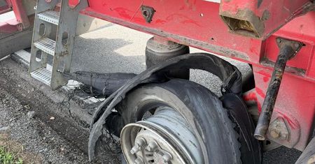Pęknięta opona w ciężarówce spowodowała kolizję. Fragmenty uderzyły w osobówkę