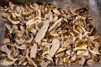 Najgorszy i najczęstszy błąd przy suszonych grzybach. To dlatego farsz wychodzi gorzki