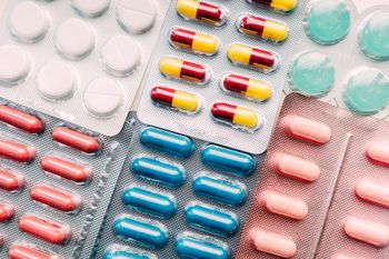Uzależnienie, nasilenie objawów, a nawet zgon. Leki bez recepty nie takie bezpieczne