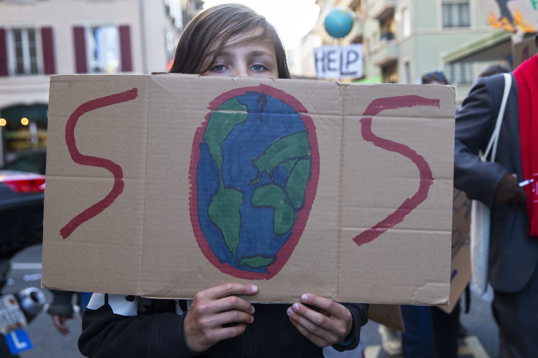 epa09539403 People holding placards attend a Global Climate Strike demonstration during the international strike day of Fridays For Future, in Geneva, Switzerland, 22 October 2021. Global Climate Strike demonstrations are held to demand action from world leaders to combat the climate change crisis.  EPA/SALVATORE DI NOLFI Dostawca: PAP/EPA.