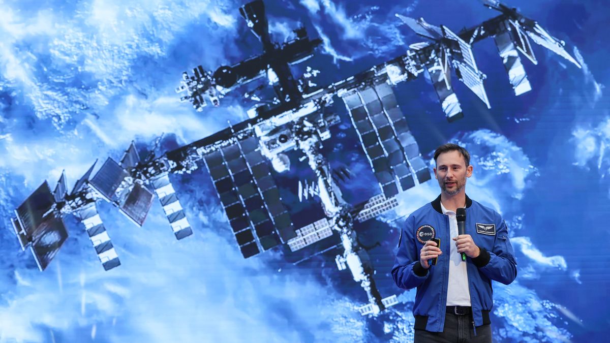 Warszawa, 15.10.2025. Polski astronauta Sławosz Uznański-Wiśniewski podczas spotkania na Politechnice Warszawskiej, 15 bm. Sławosz Uznański-Wiśniewski rozpoczyna spotkania ze studentami i uczniami. Odwiedzi uczelnie techniczne i medyczne oraz opowie o misji IGNIS uczniom szkół podstawowych i średnich. (mr) PAP/Paweł Supernak