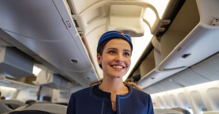 Stewardesa o pracy w samolocie. Oto dlaczego obsługa wita pasażerów
