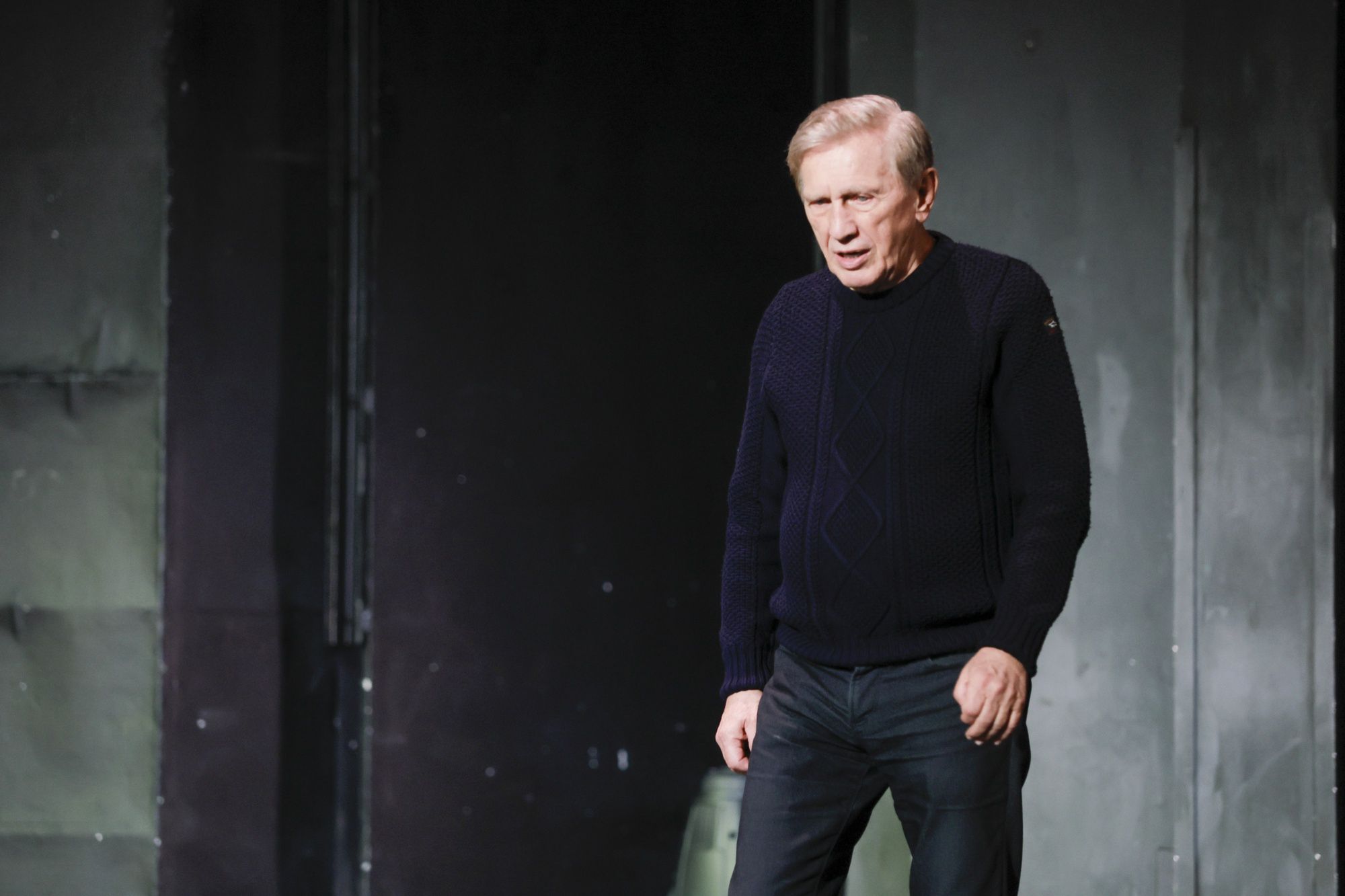 Jan Englert podczas próby do sztuki "Hamlet"