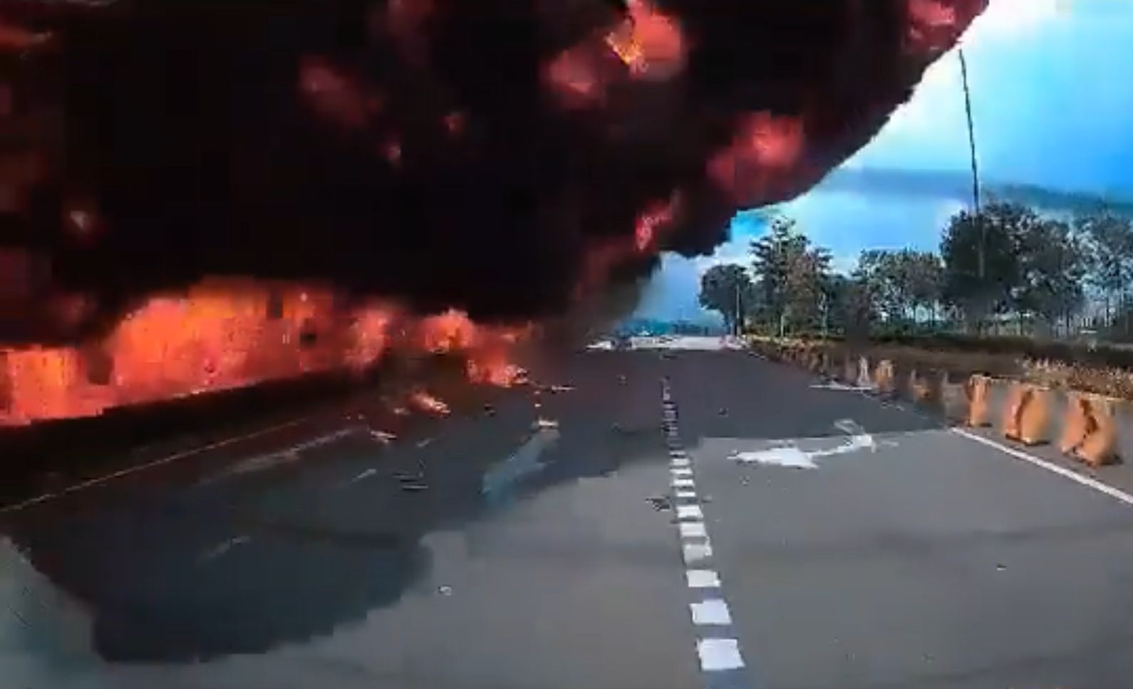 Samolot runął na autostradę. Nie żyje 10 osób