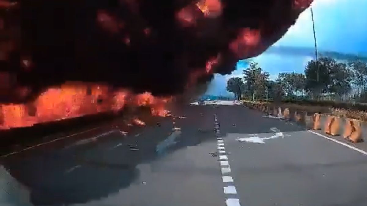 Samolot runął na autostradę.