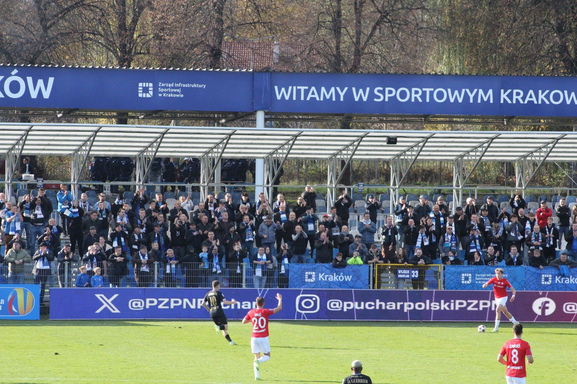 Kibice ma meczu Hutnik-Wisła. Ci na stadionie i przed nim