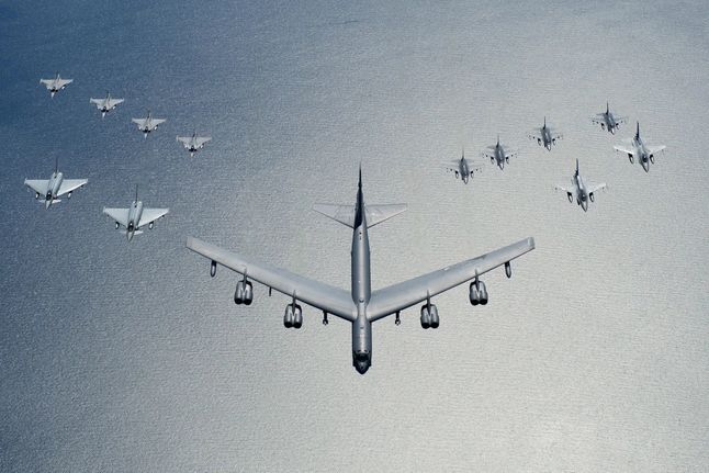 B-52H w towarzystwie sojuszniczych maszyn Rafale, Eurofighter i F-16