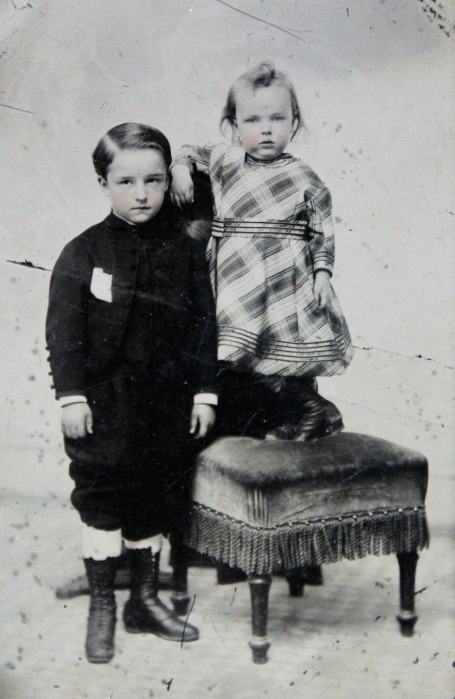 Dzieci na starych fotografiach z XIX i początku XX wieku