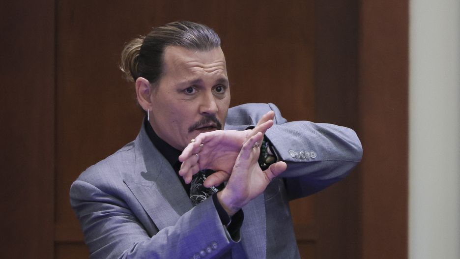 Actor Johnny Depp demonstrates how he claims he shielded himself from an alleged attack by his ex-wife Amber Heard as he testifies during his defamation trial against Heard, at the Fairfax County Circuit Courthouse in Fairfax, Virginia, USA, 20 April 2022. Johnny Depp's 50 million US dollars defamation lawsuit against Amber Heard that started on 10 April is expected to last five or six weeks. EPA/EVELYN HOCKSTEIN / POOL Dostawca: PAP/EPA.