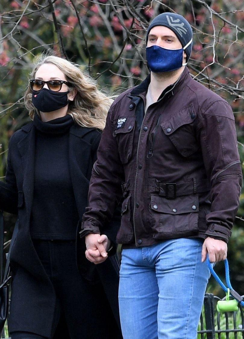 Henry Cavill spaceruje z  nową ukochaną