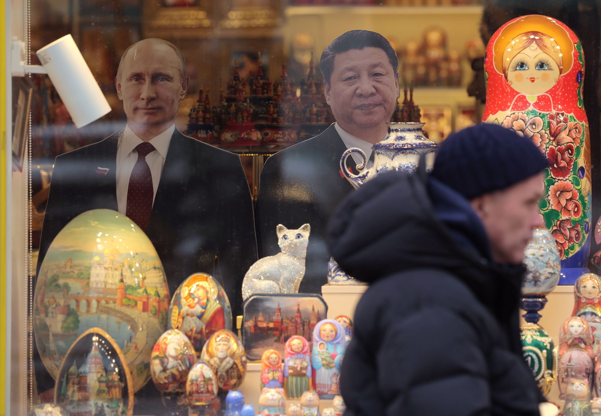 A man walks past a shop window of a souvenir store decorated with cardboard cutouts of the Russian President Vladimir Putin (L) and Chinese President Xi Jinping (C) in Moscow, Russia, 10 April 2025. EPA/MAXIM SHIPENKOV Dostawca: PAP/EPA.