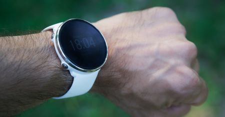 Dzwoń z nadgarstka. Dobrej jakości smartwatche już od 150 zł