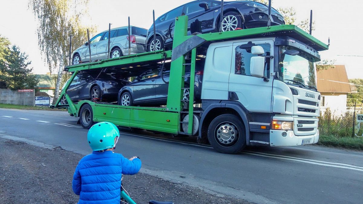 Laweta ze sprowadzonymi z zachodu samochodami
