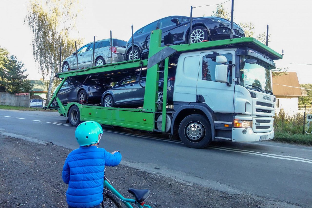 Laweta ze sprowadzonymi z zachodu samochodami