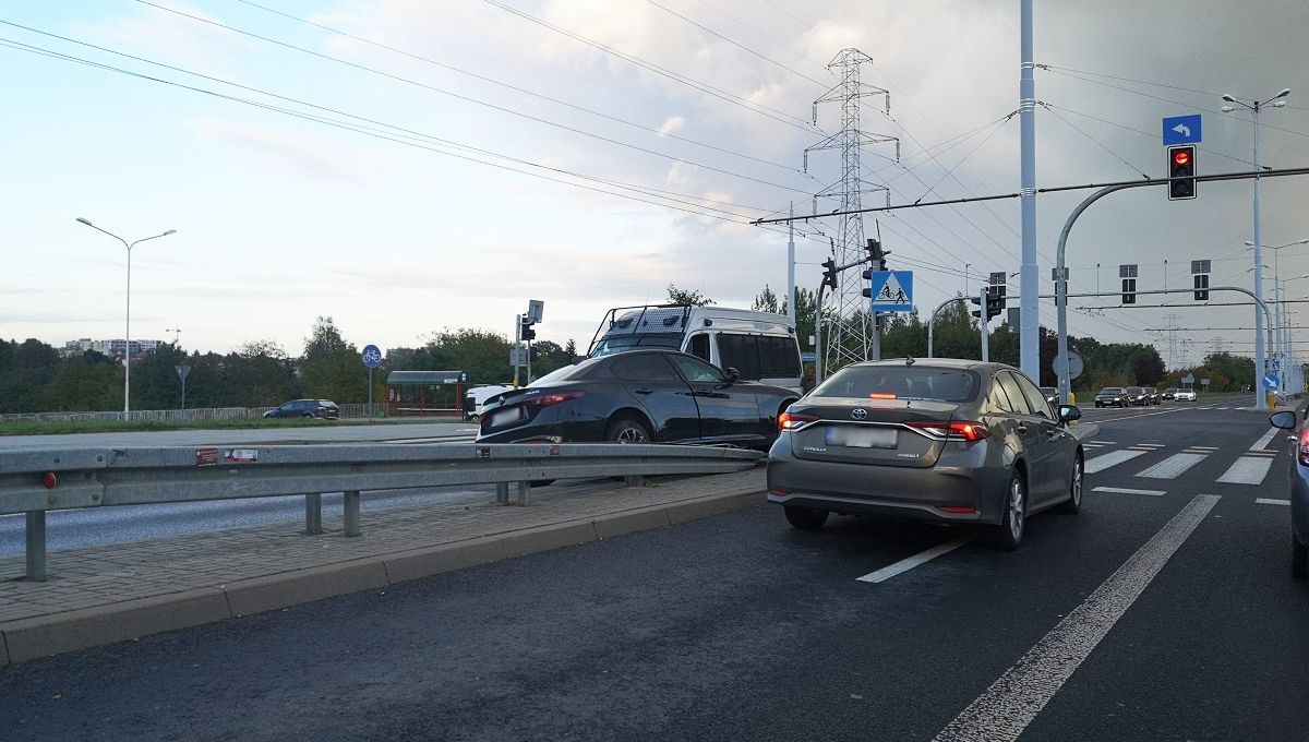 Kierowca Alfa Romeo wpadł w poślizg na skrzyżowaniu