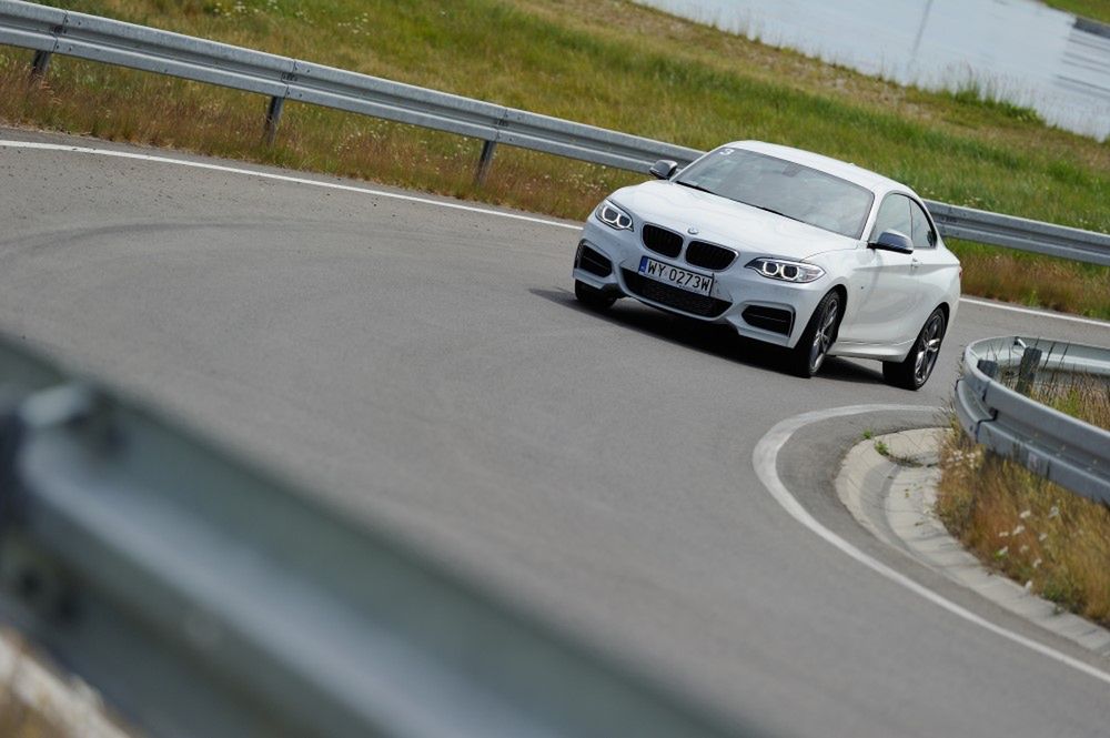 M235i bardzo lubi zakręty, wystarczy delikatnie ująć gazu aby w akompaniamencie cichego pisku opon zaczęła zacieśniać łuki.