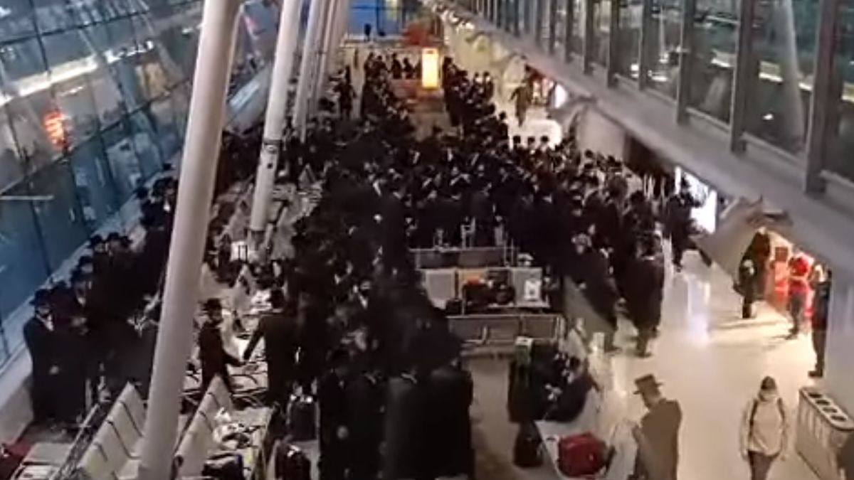 Grupa Żydów łamała obostrzenia na lotnisku Okęcie