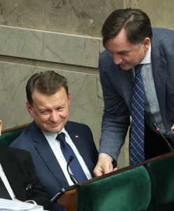 Ziobryści zostają w klubie PiS. Dzięki Mariuszowi Błaszczakowi