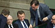 Ziobryści zostają w klubie PiS. Dzięki Mariuszowi Błaszczakowi
