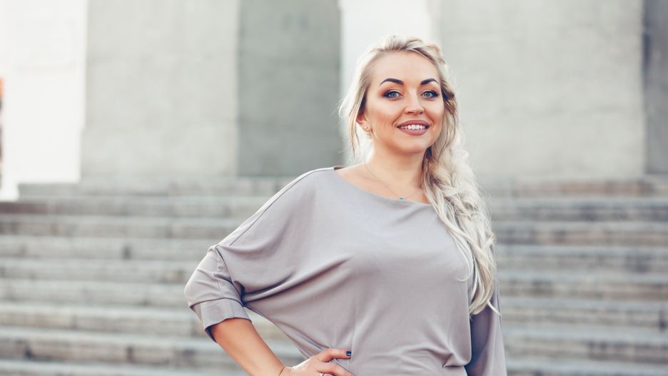 Sukienki plus size to nie tylko workowate kreacje w smutnych kolorach