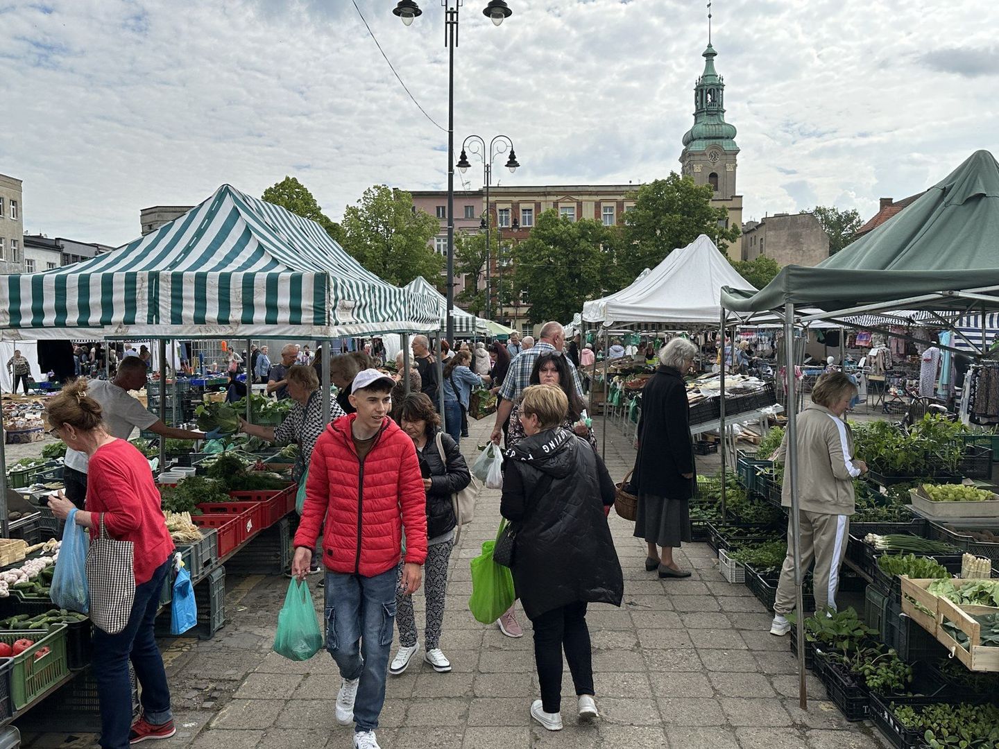 Po ile owoce i warzywa w maju 2025 roku? Truskawki, szparagi i pomidory na targowisku w Lesznie