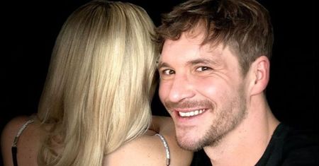 Mikołaj Roznerski pozuje z tajemniczą BLONDYNKĄ W BIELIŹNIE: "Nie wiem, jak Wam to powiedzieć..."!