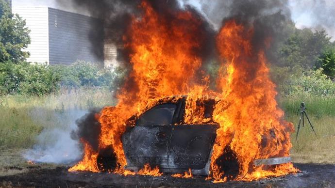 Płonące auto elektryczne to spore wyzwanie dla strażaków