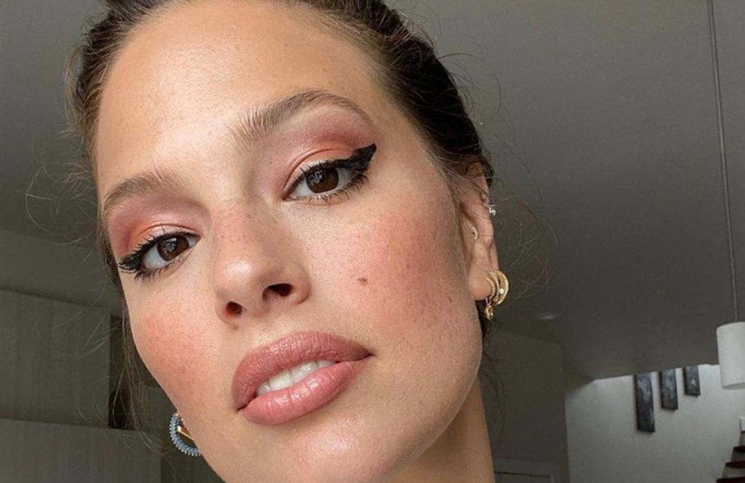 Ashley Graham łysiała po porodzie. Zdradziła, jaki kosmetyk ją uratował