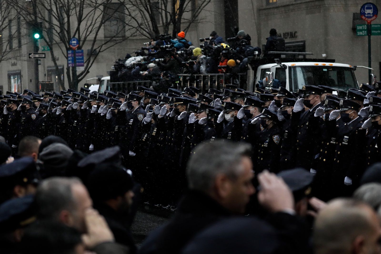 Tysiące policjantów w żałobie na ulicach Nowego Jorku. Tak żegnali kolegów