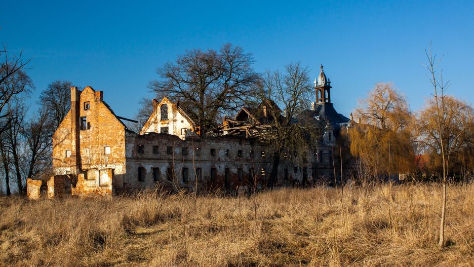 Ruiny pałacu w Kębłowicach pod Wrocławiem
