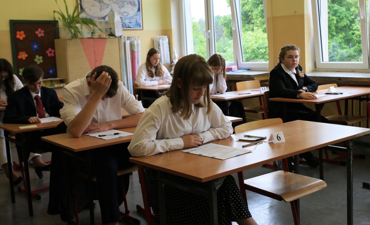Uczniowie przed egzaminem ósmoklasisty w Szkole Podstawowej nr 21 im. Orląt Lwowskich w Gorzowie Wielkopolskim. Ponad pół miliona uczniów VIII klas szkół podstawowych rozpoczęło egzamin ósmoklasisty od testu z języka polskiego