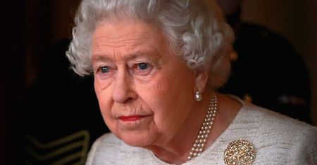 Królowa Elżbieta ma na oku Kate i Williama. Boi się o przyszłość monarchii