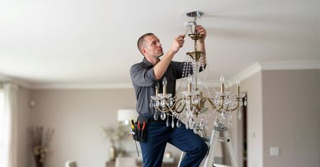 Potrzebujesz profesjonalnej usługi montażu lampy sufitowej? Tyle trzeba zapłacić w 2026 r.