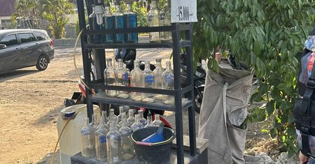 Paliwo mają po 3 zł za litr. Sprzedają w butelkach po wódce