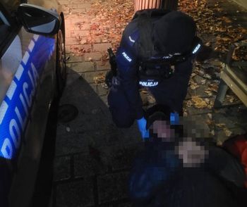 Leżał na ulicy w Sopocie, miał atak. Nocna akcja policjantów