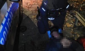 Leżał na ulicy w Sopocie, cały się trząsł. Nocna akcja policjantów