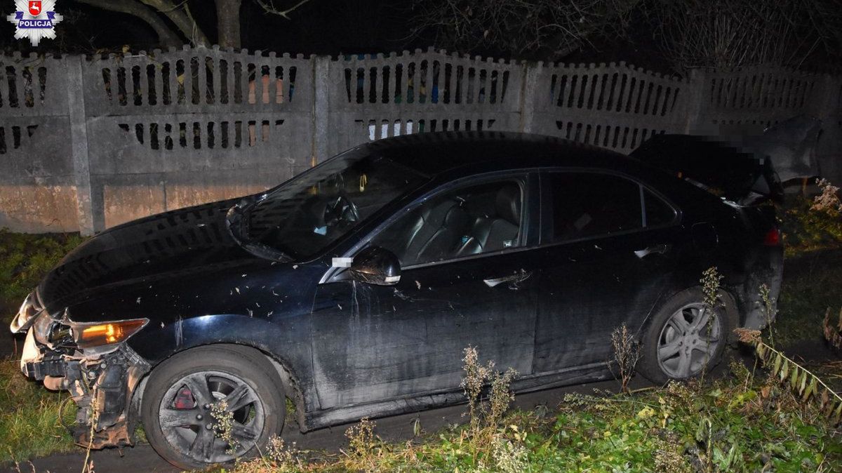 Zniszczone auto kobiety